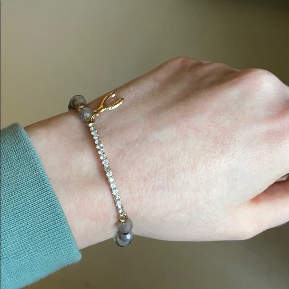 Stretch bracelet with horseshoe charm - Picture 2 of 4